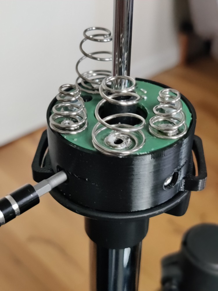 Tightening the set screw